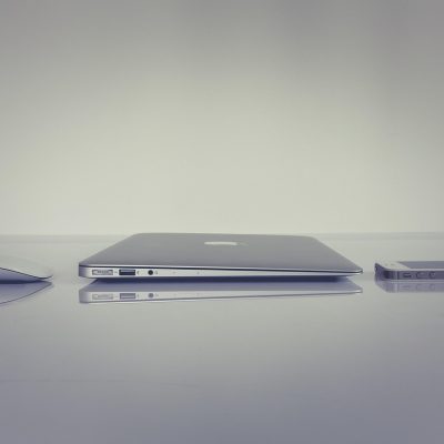 内容整理者工作照示意，人物坐在堆满漫画单行本的书桌前做笔记，暖黄台灯照明